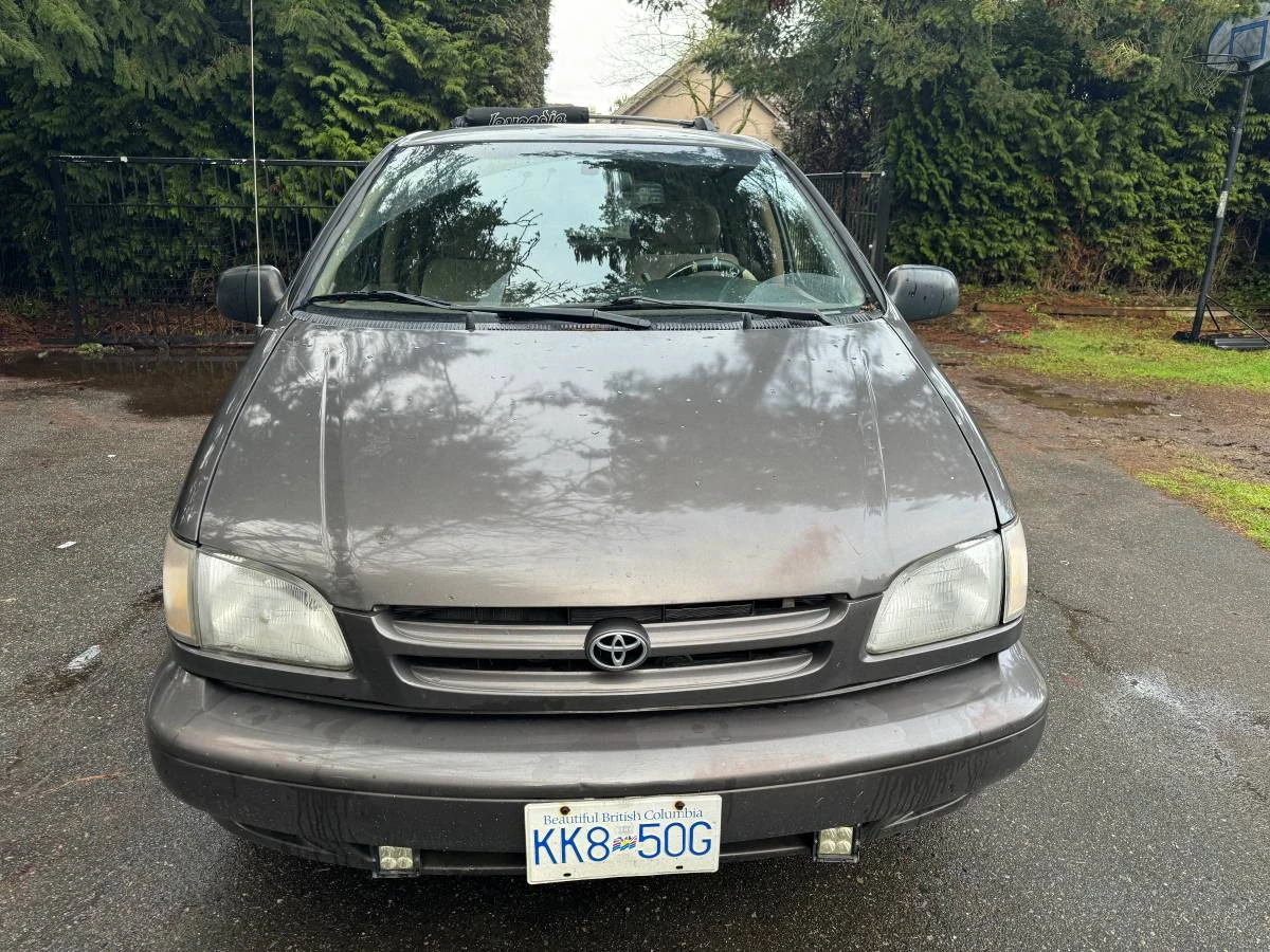 2000 Toyota Sienna LE 7 Passenger Stow N Go Rear Runs Drives