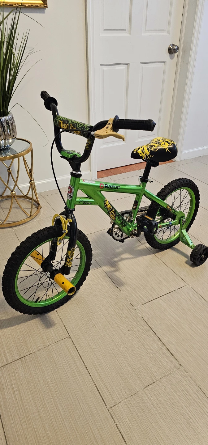Razor Kids Green BMX Bike with Training Wheels - photo 2