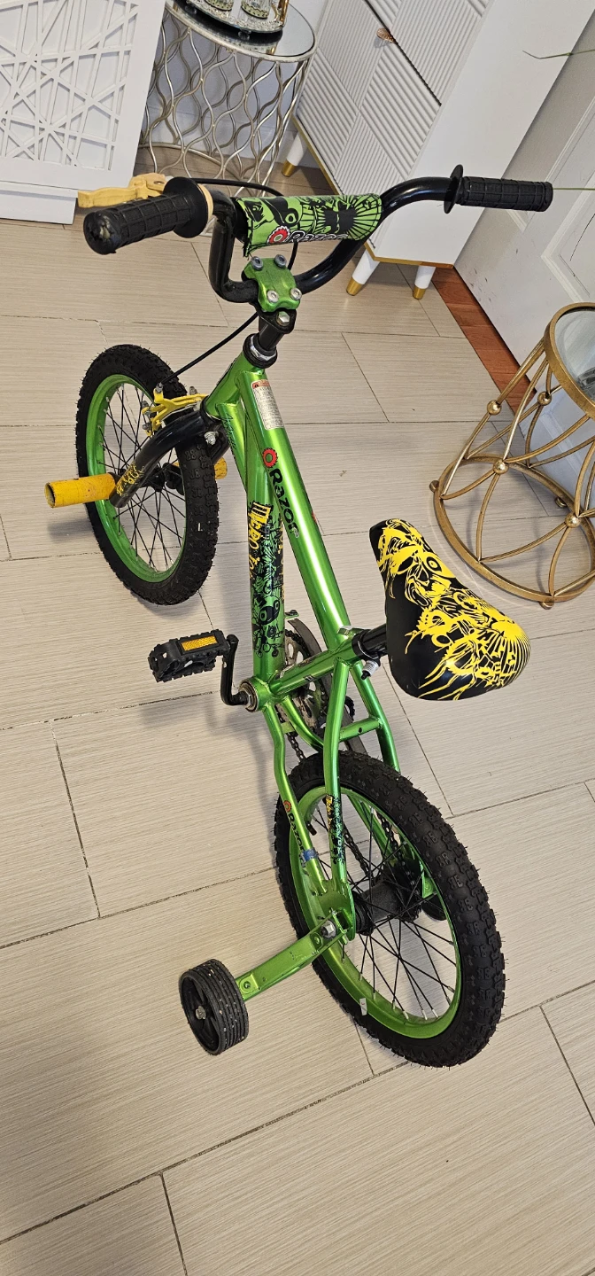 Razor Kids Green BMX Bike with Training Wheels - photo 3