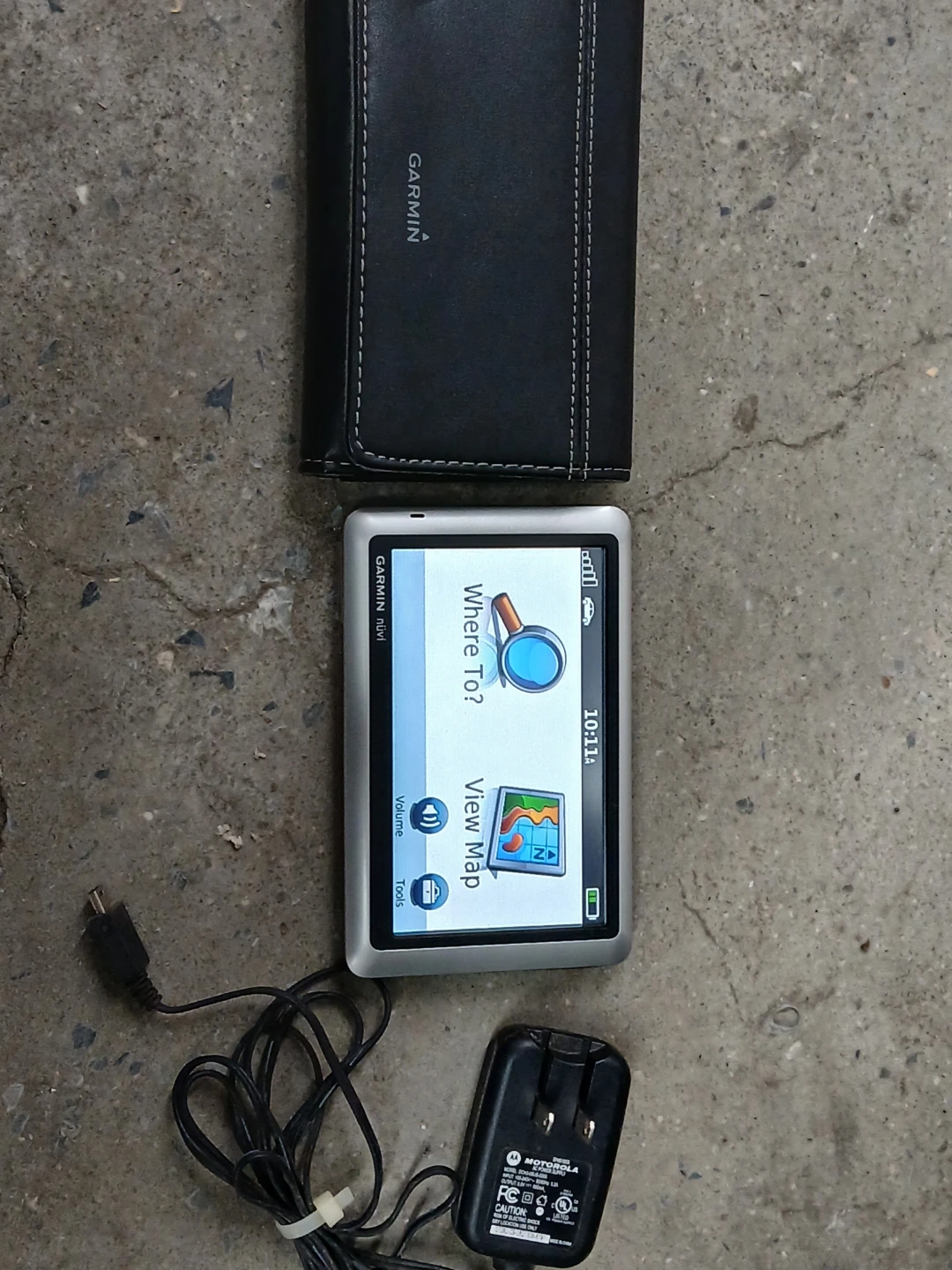 Garmin nüvi GPS Navigation Device with Case and Charger