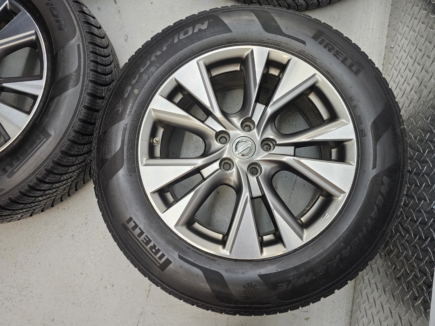 NISSAN MURANO O.E.M RIMS AND ALL WEATHER TIRES 235/65 R18 - photo 2