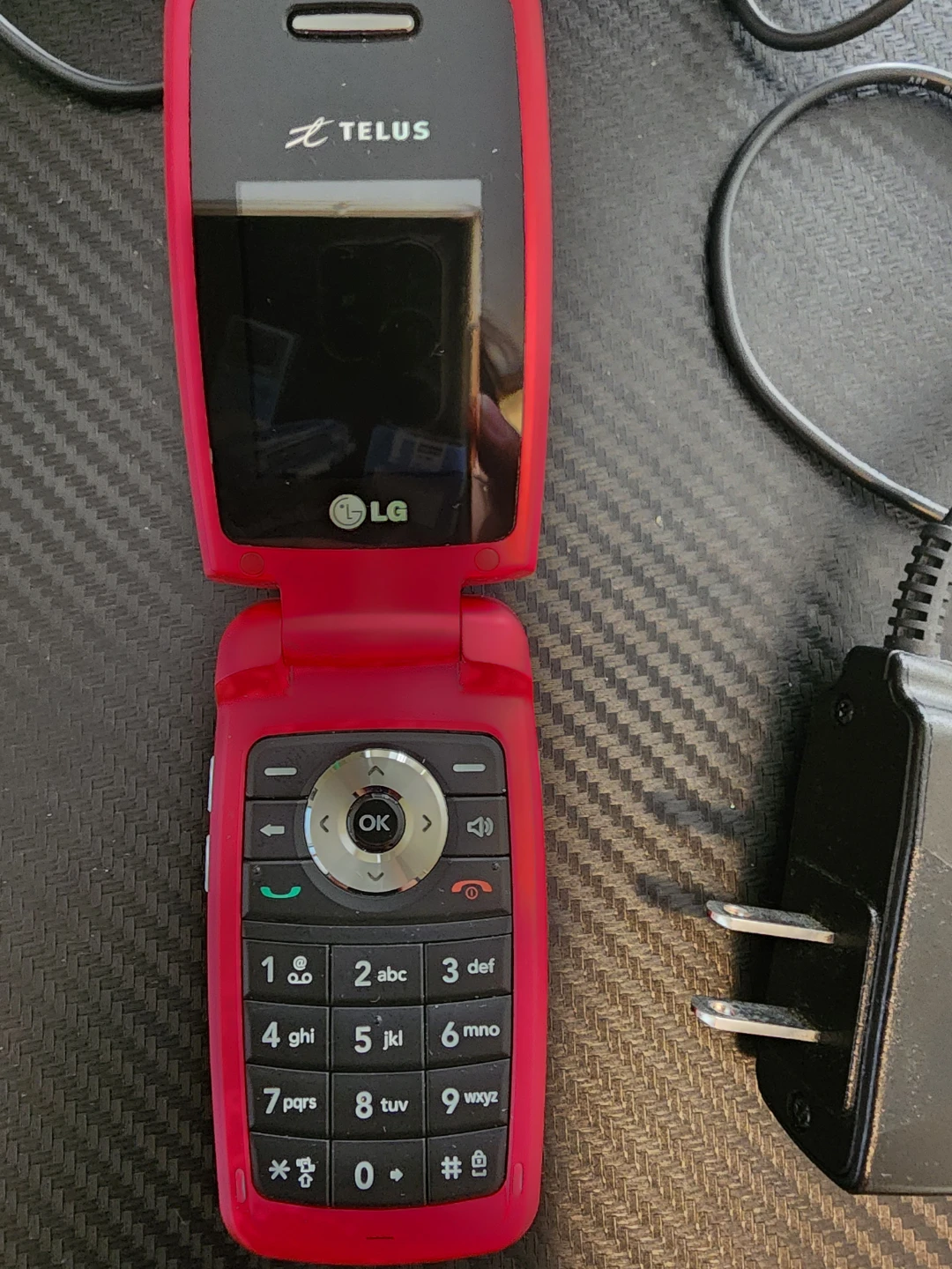 LG 285 pink phone, charger