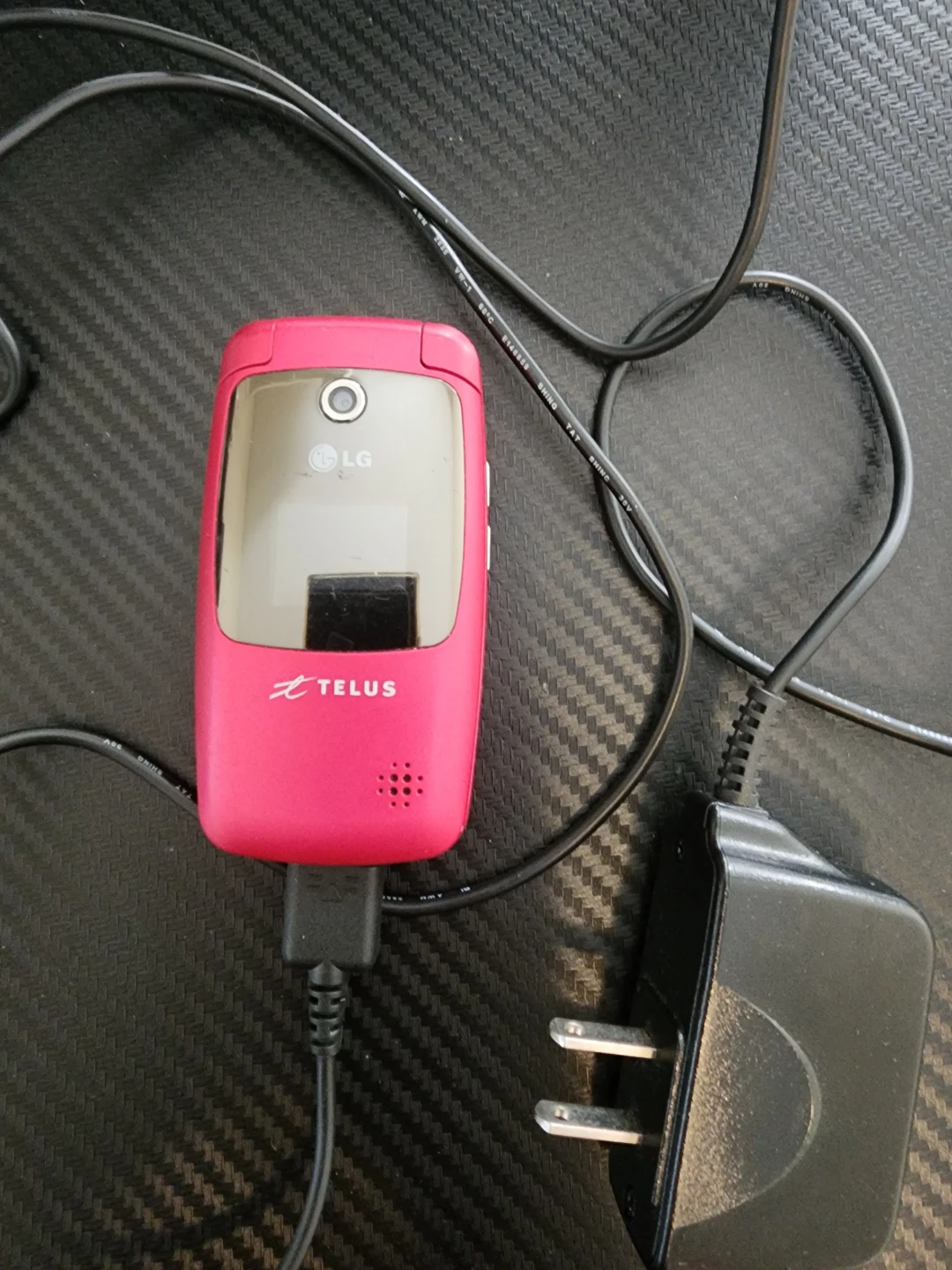 LG 285 pink phone, charger - photo 2