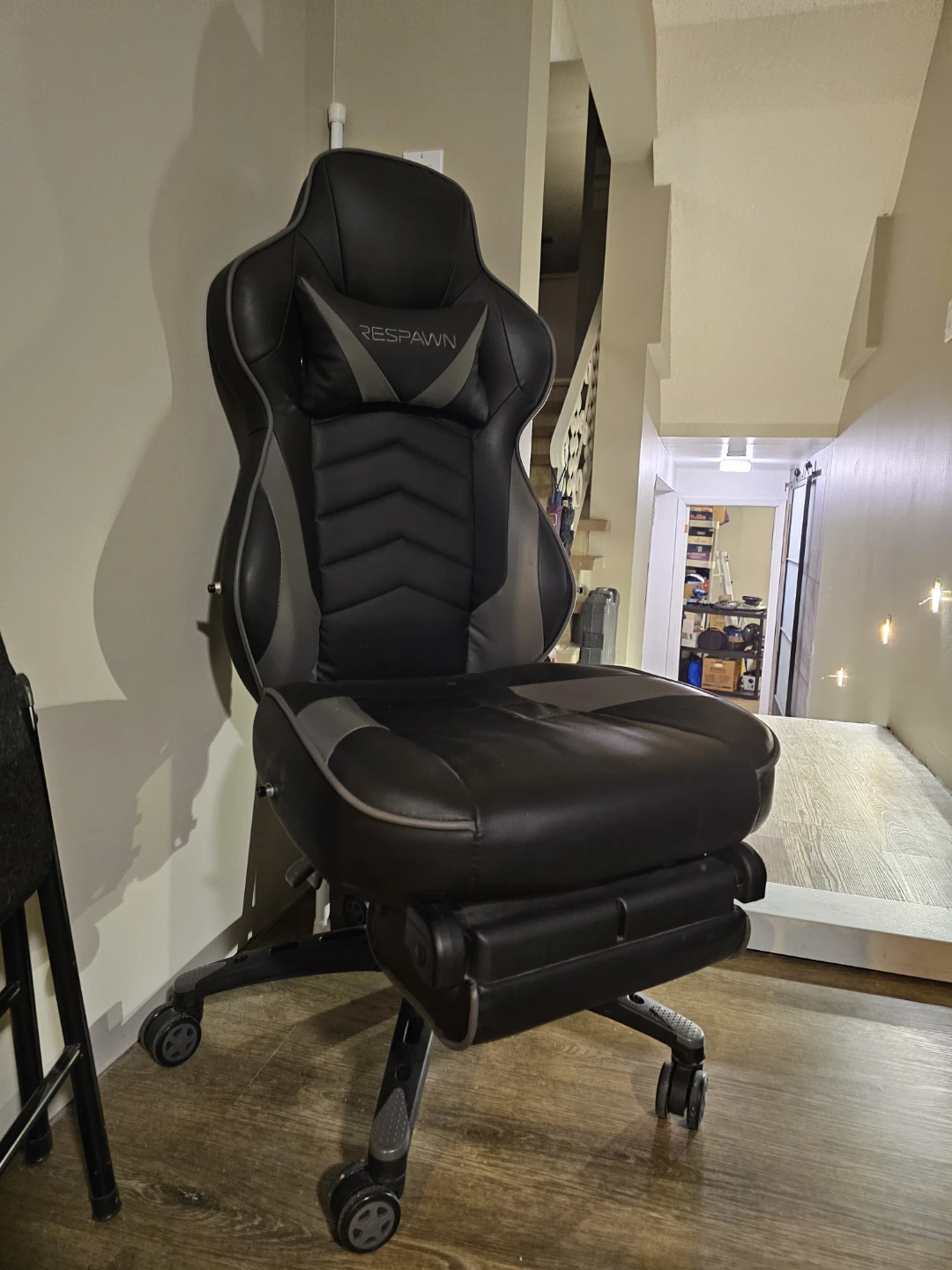 RESPAWN Gaming Chair with Footrest 🥕