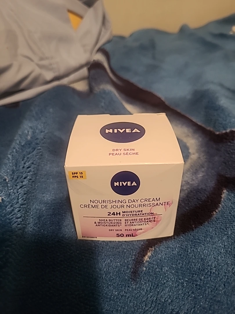 NIVEA Nourishing Day Cream for Dry Skin with SPF 15