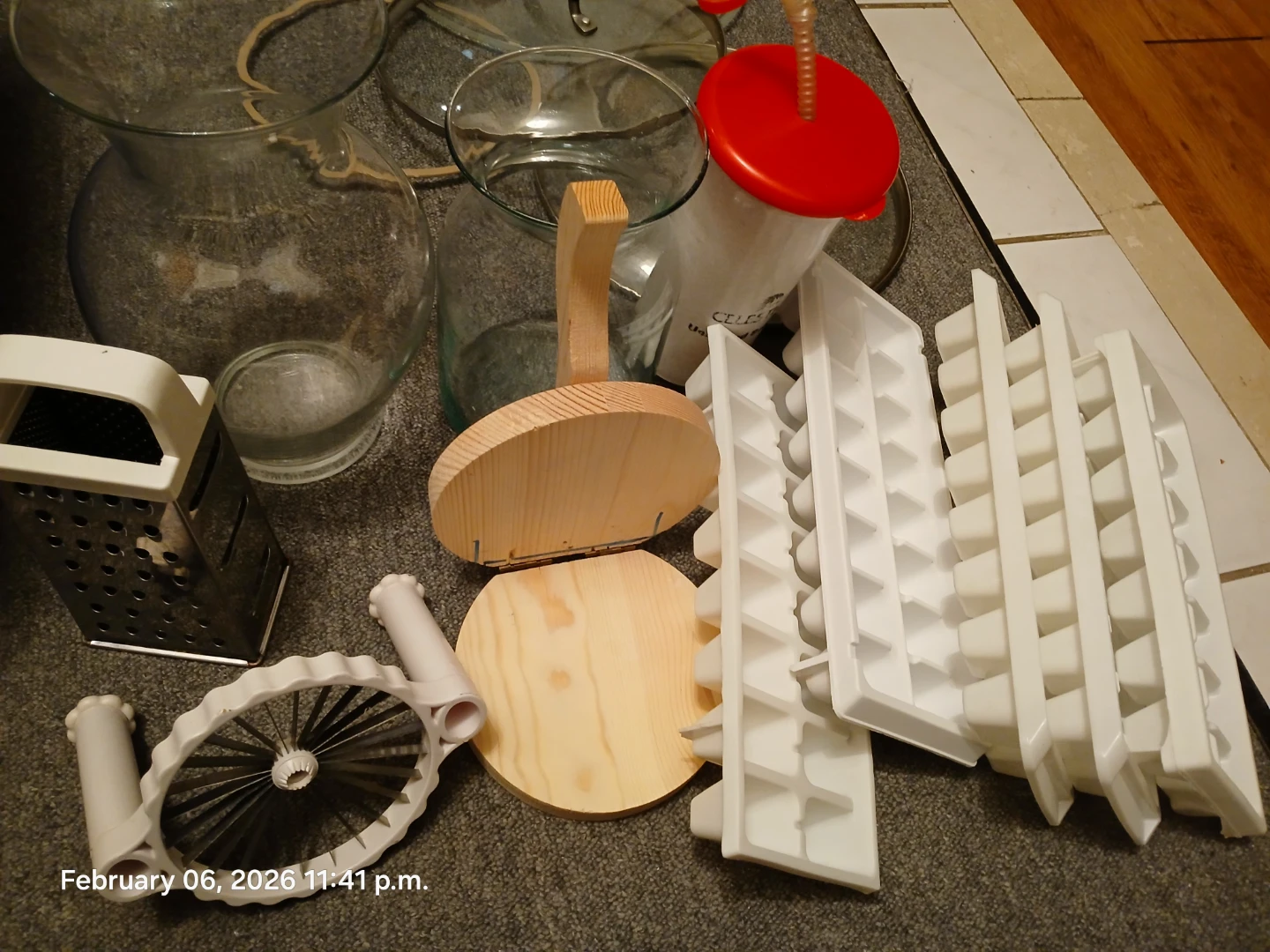 Ice cooler box, glass vase, pot lids, microwave glass plate. - photo 5
