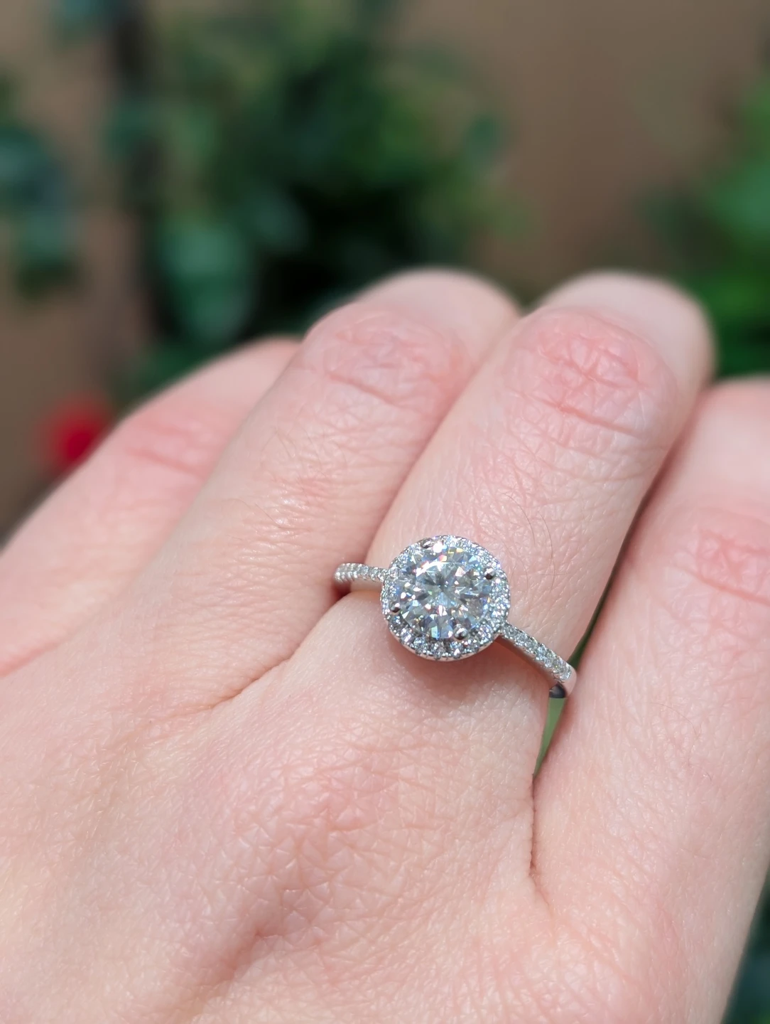 Beautiful moissanite engagement ring (1ct center stone) - size 6