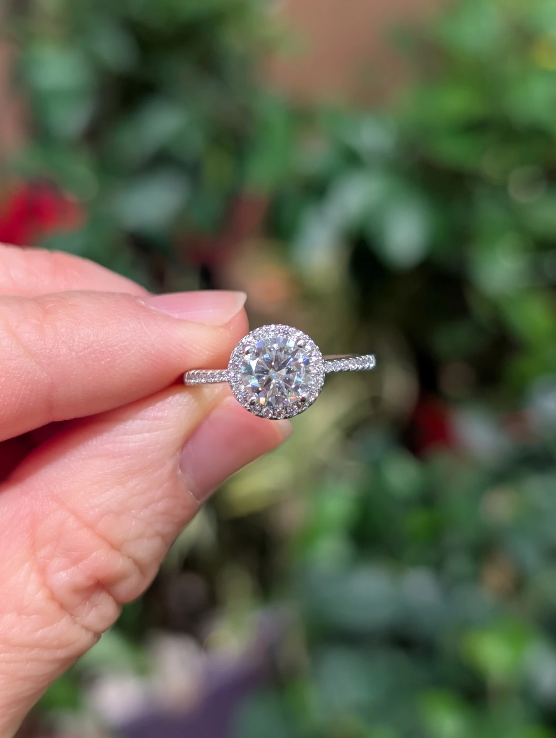 Beautiful moissanite engagement ring (1ct center stone) - size 6 - photo 2