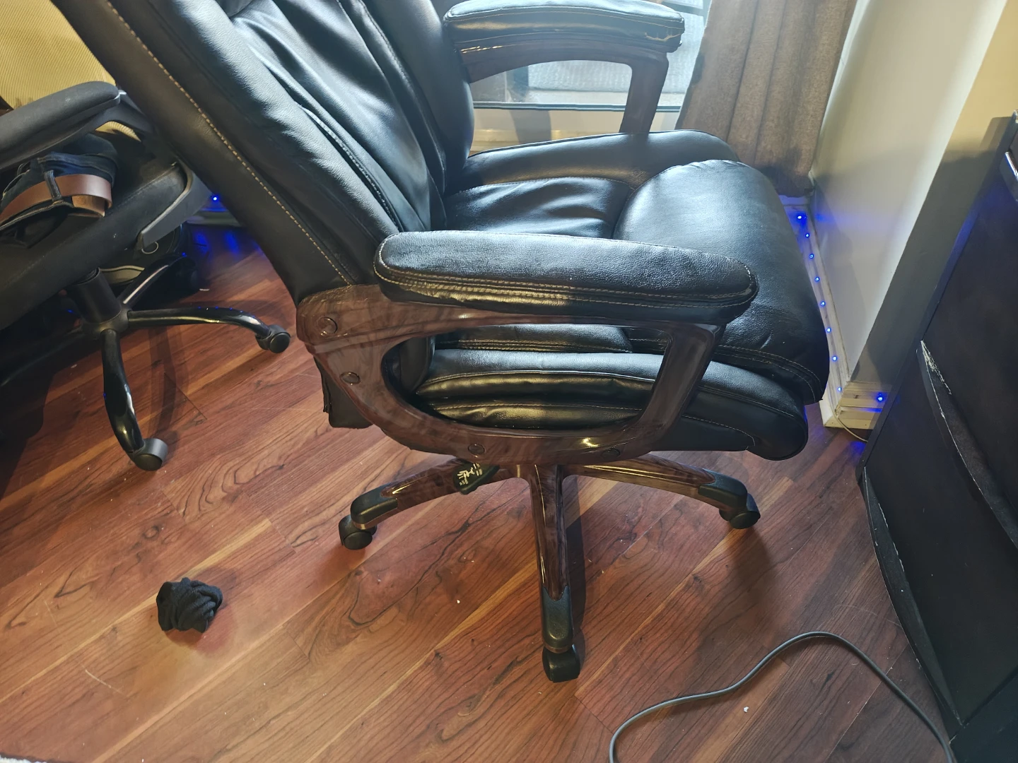 Black Leather Executive Office Chair - photo 3