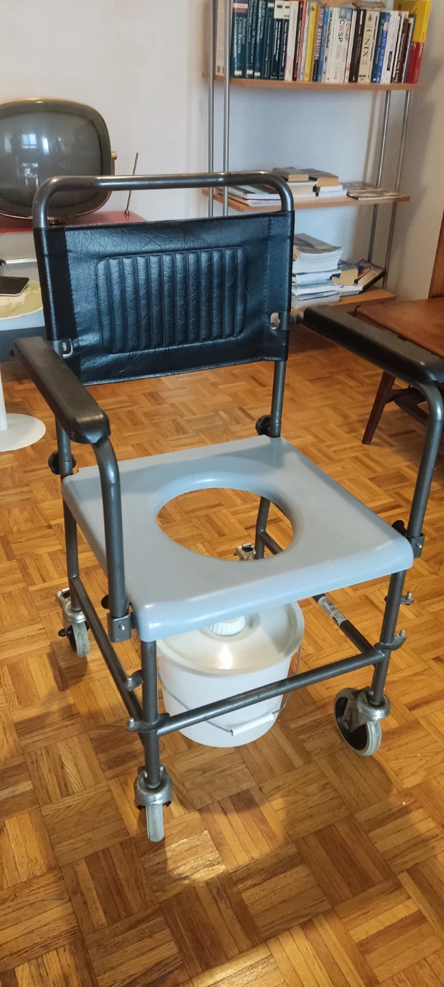 Seniors bedside toilet Commode Chair with Bucket