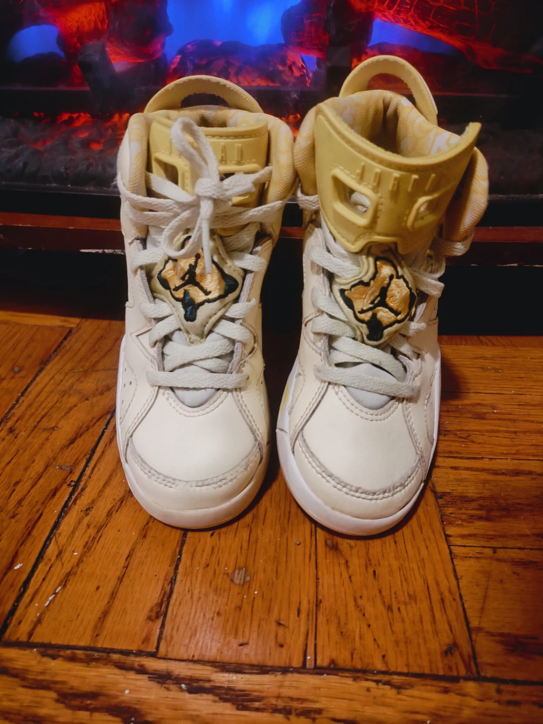 Boy or girl yellow Nike Air Jordan sneakers size 12C used - photo 2