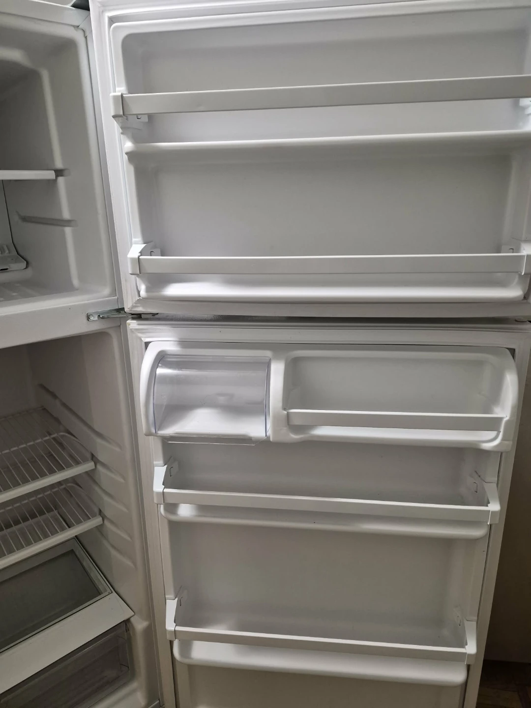 Whirlpool White Top Freezer Refrigerator - photo 3