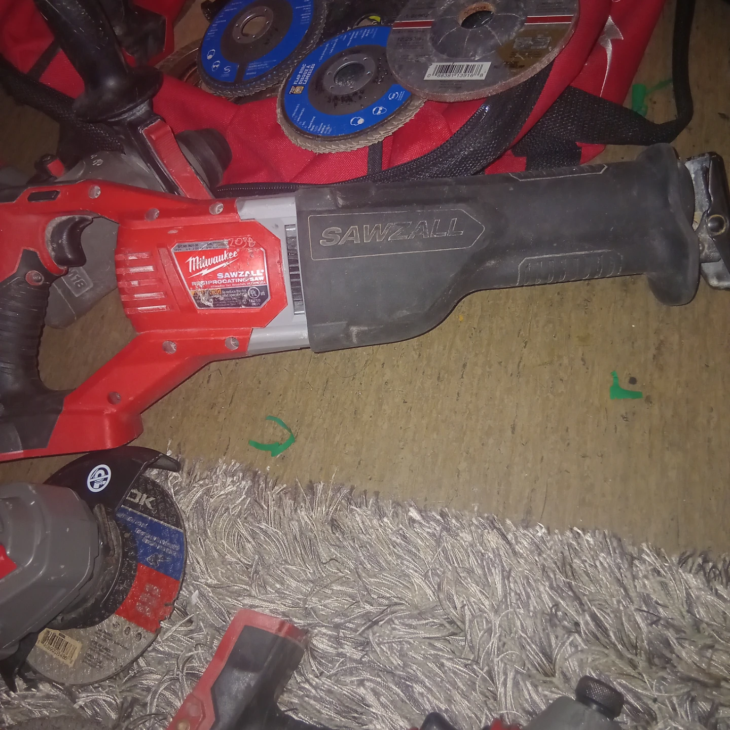 MILWALKEE 6 TOOL SET PLUS BATTTERIES - photo 3