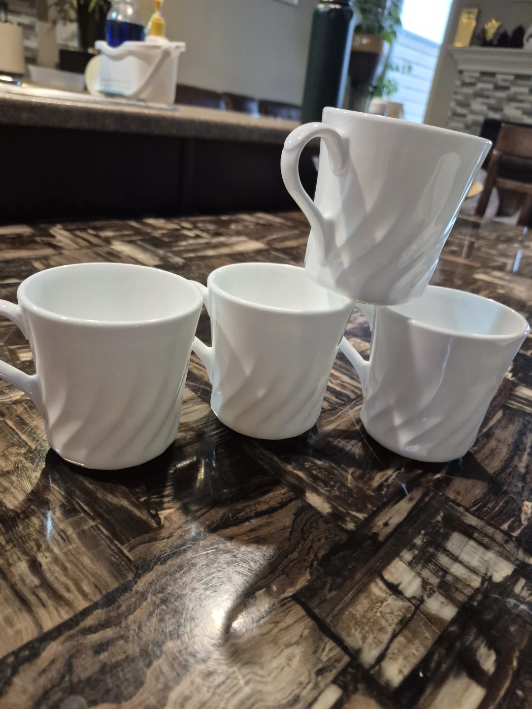 Set of 5 white swirl plates and 4 white swirl mugs - photo 2