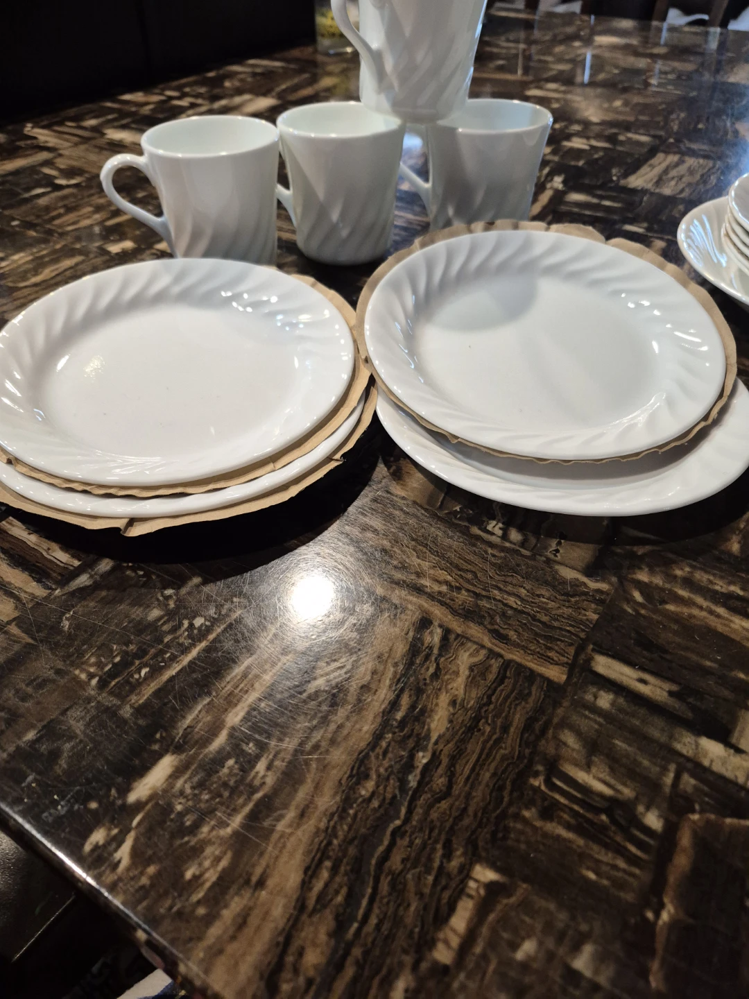 Set of 5 white swirl plates and 4 white swirl mugs - photo 3