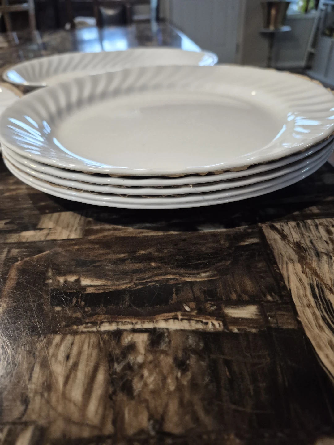 Set of 5 white swirl plates and 4 white swirl mugs - photo 4