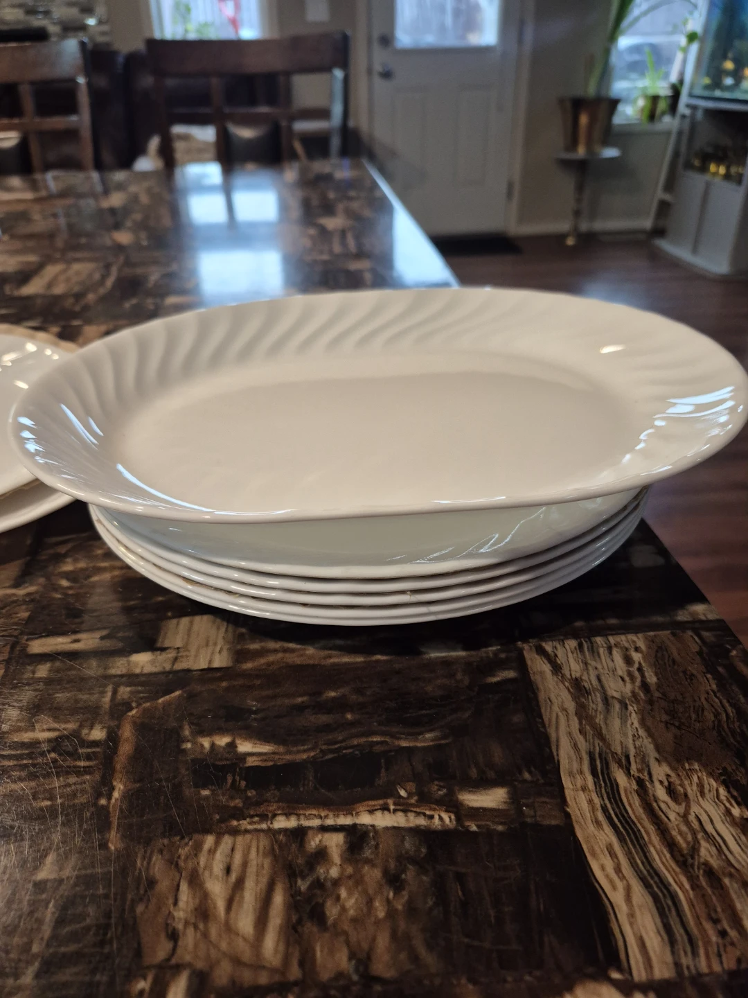 Set of 5 white swirl plates and 4 white swirl mugs - photo 5
