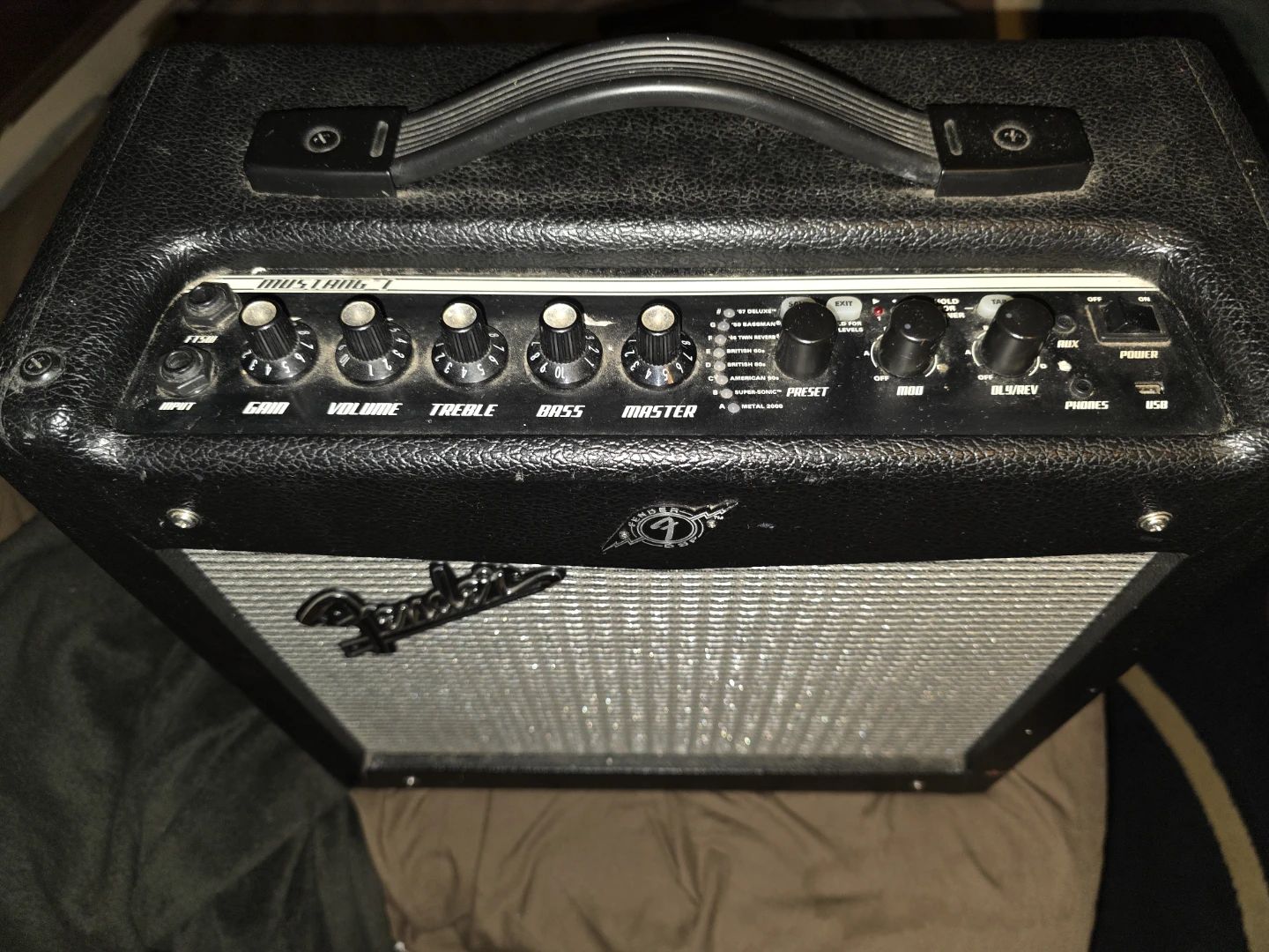 Fender Mustang I (v.2) Guitar Amplifier - photo 2