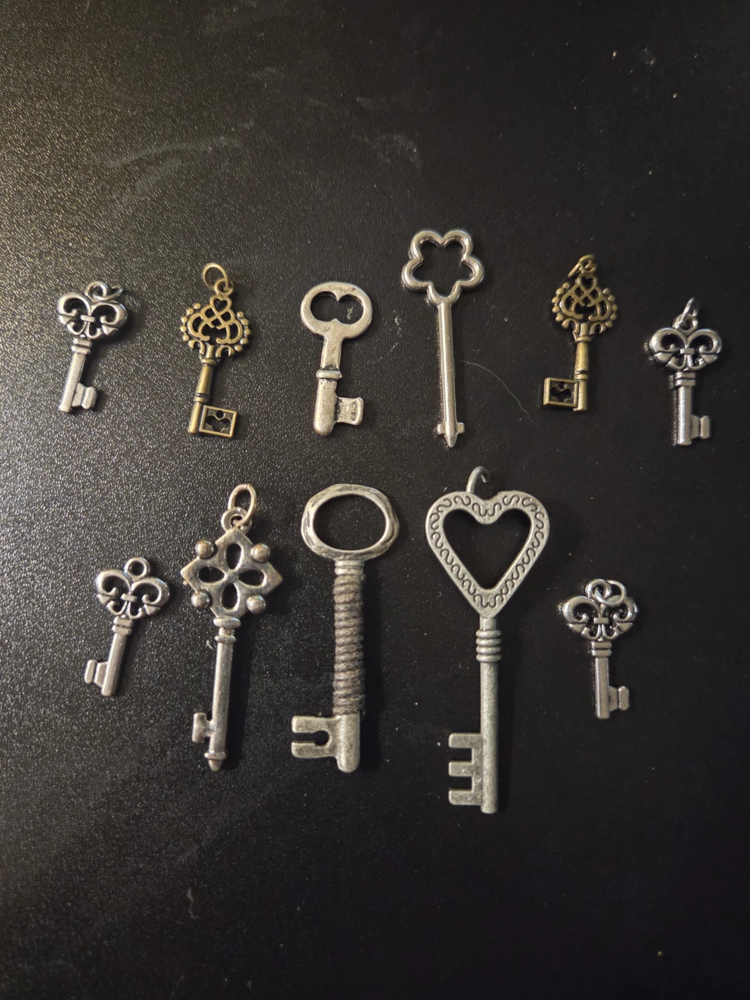 Assorted Keys charm - Lot of 10