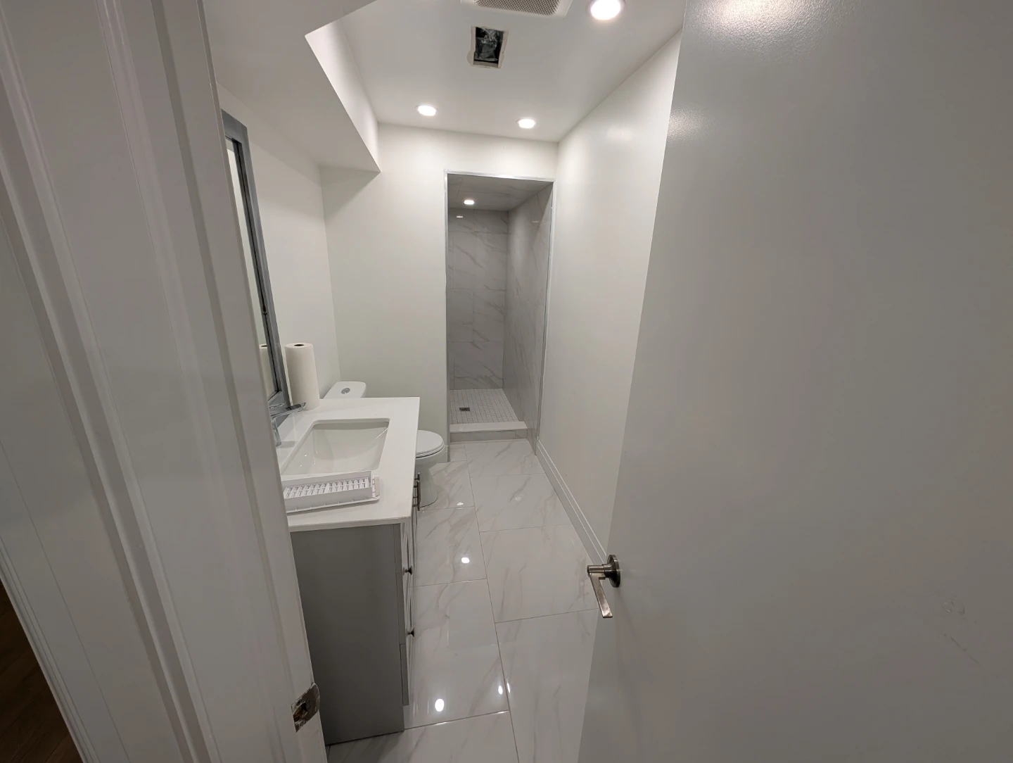 3 bedroom basement apartment for rent - photo 5