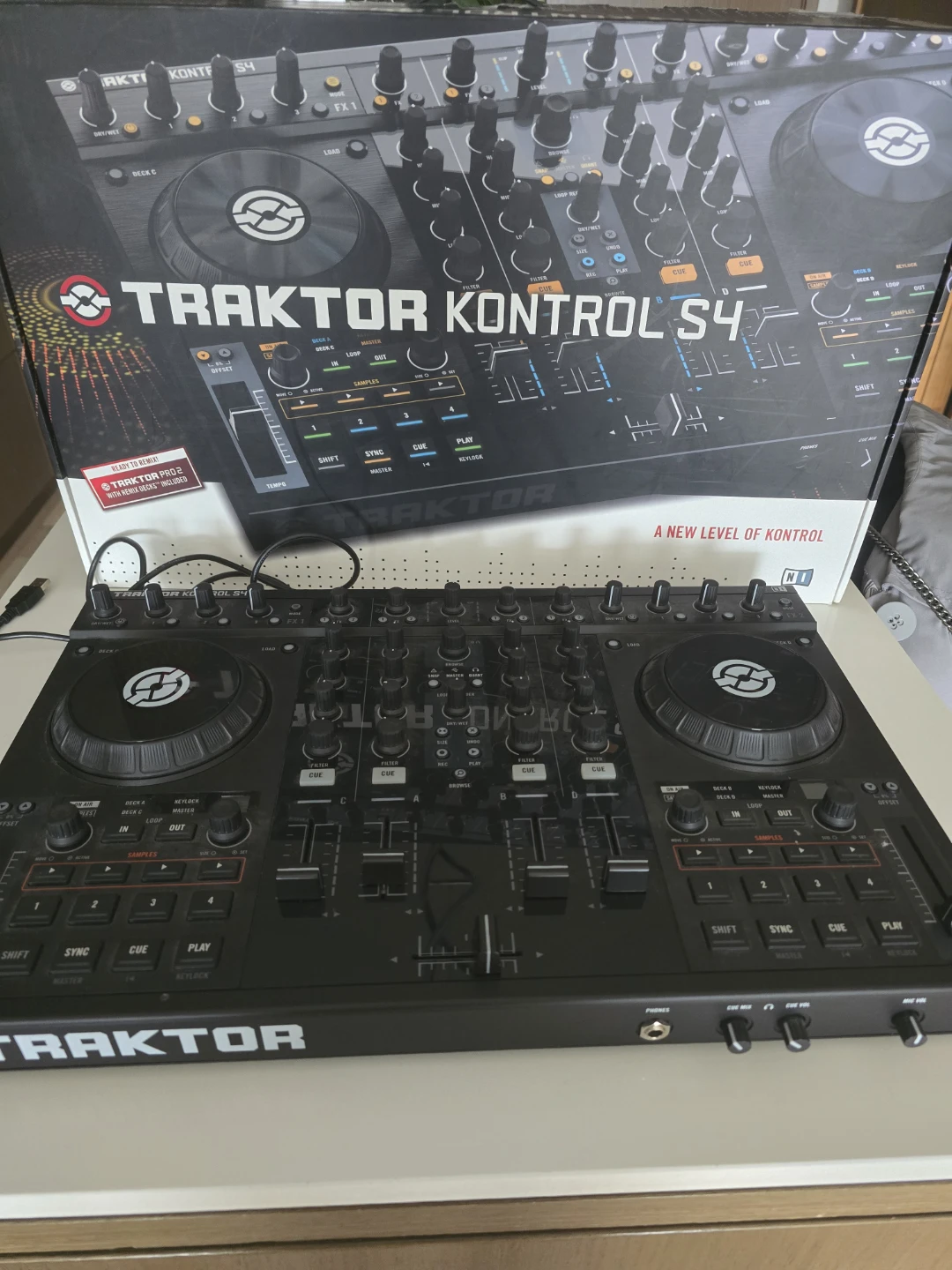 TRAKTOR KONTROL S4 DJ Controller