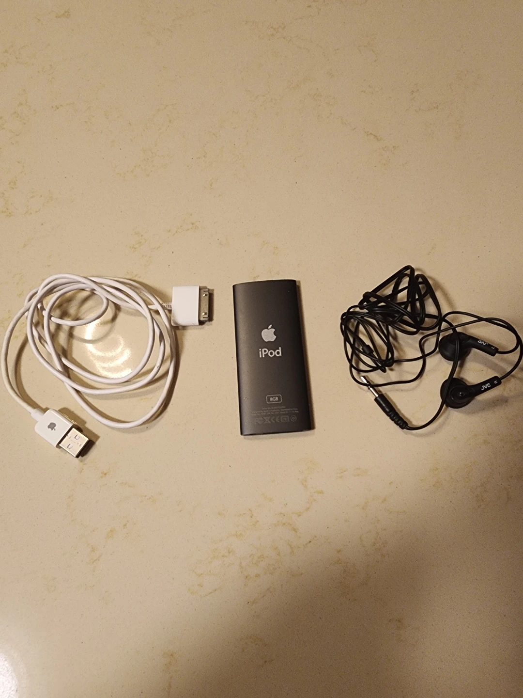 Apple iPod Nano 8GB MP3 Player with Accessories