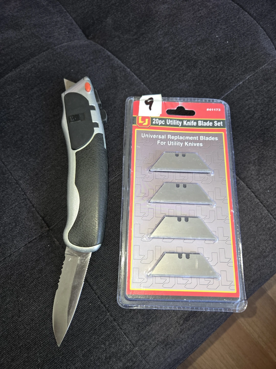 Utility Knife with 20pc Replacement Blade Set - photo 3