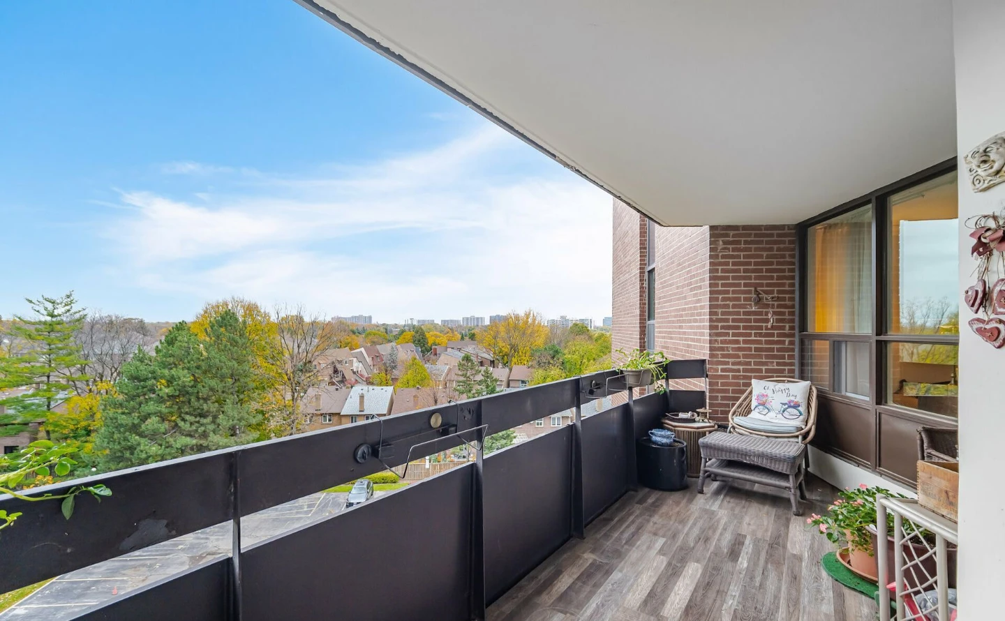 2 Bedroom - 1.5 Bathroom Apartment - Etobicoke - photo 2