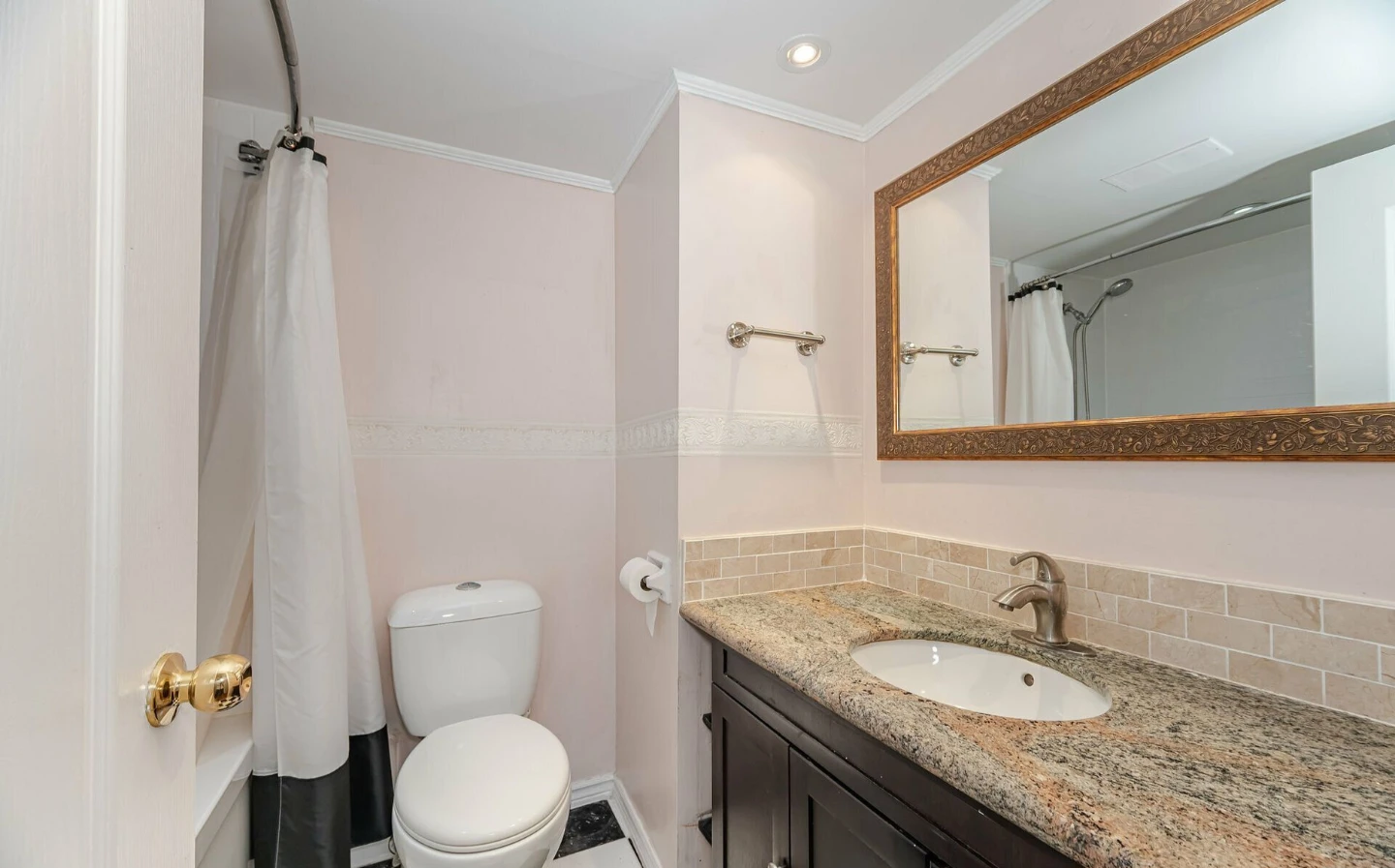 2 Bedroom - 1.5 Bathroom Apartment - Etobicoke - photo 4