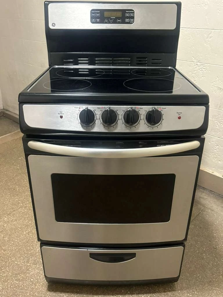 GE 24in Stainless steel electric stove - photo 2