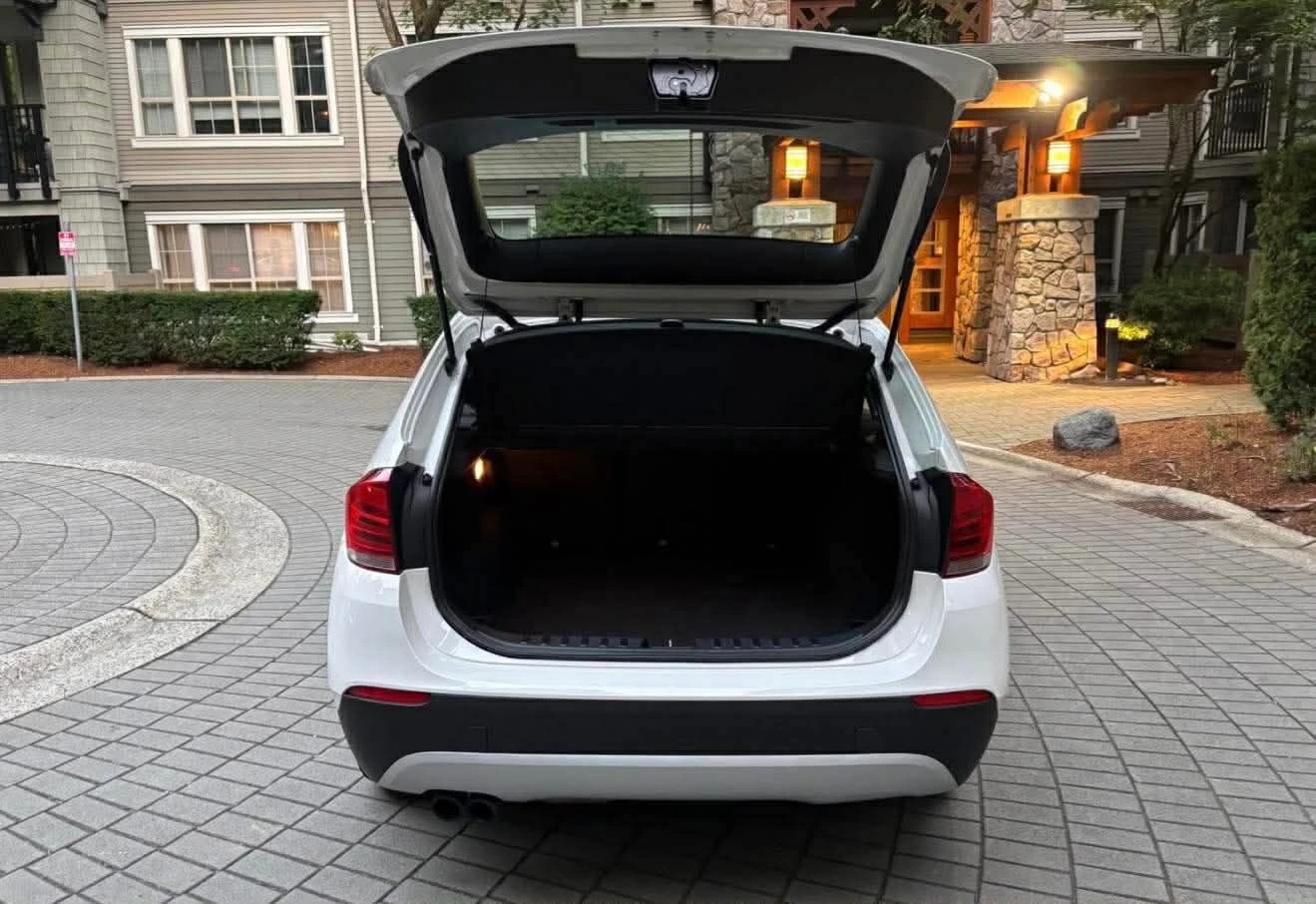 White BMW X1 SUV - photo 3