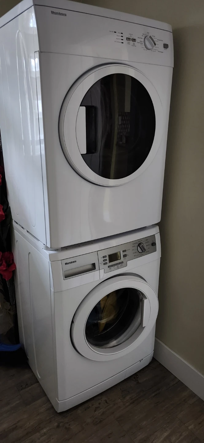 Blomberg Stackable Washer and Dryer Set 24 inch