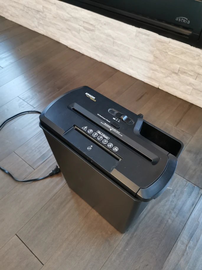 Amazon Basics CD/Credit Card Shredder