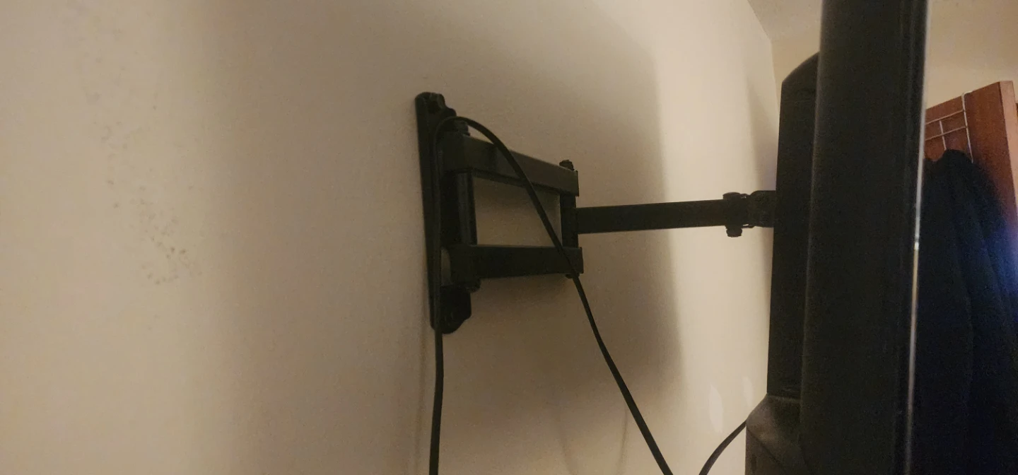 32" Samsung Flat Screen Smart TV (Wall-mounted) - photo 3