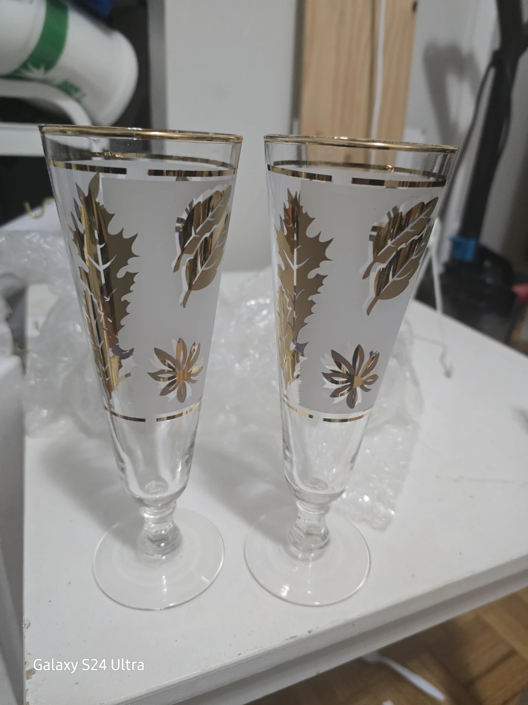 Set of 8 Vintage Leaf Pattern Champagne Flutes with Gold Rim