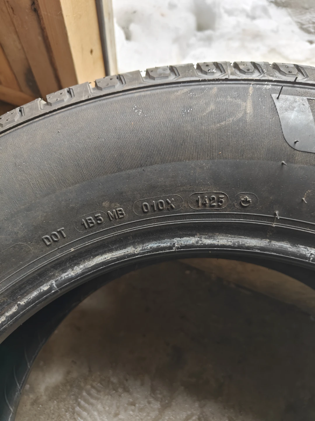 4x Michelin Defender 2 – 235/65R18 – Like New (2025 DOT) - photo 2