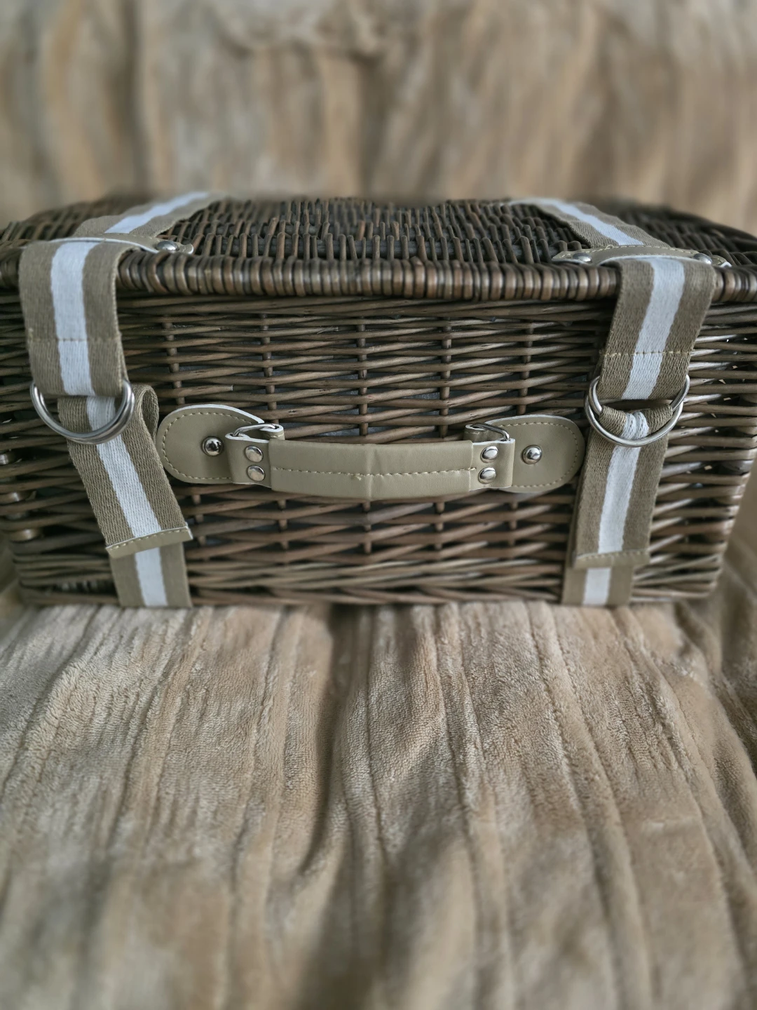 🥕 Wicker Picnic Basket with Utensils and Plates