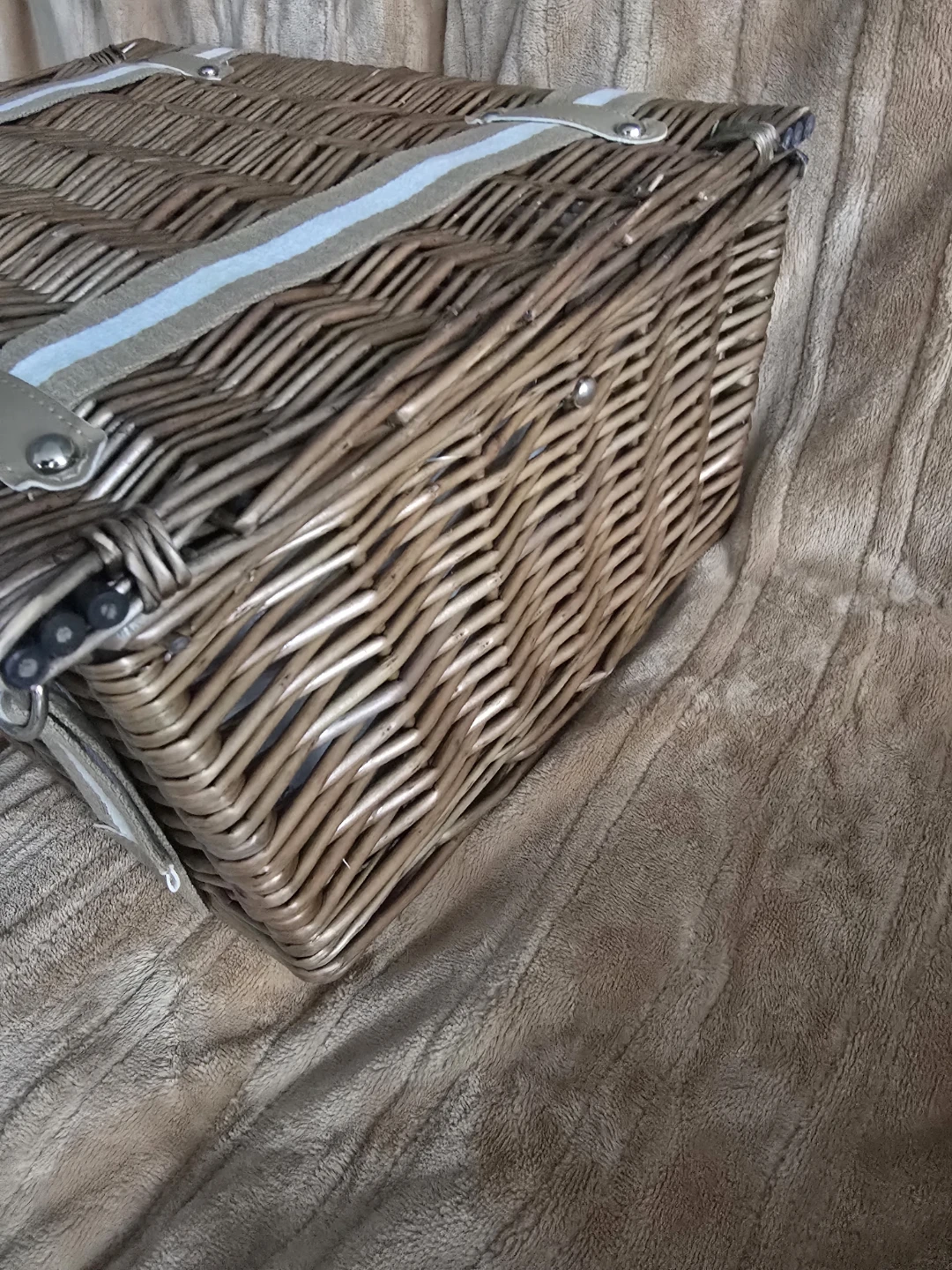 🥕 Wicker Picnic Basket with Utensils and Plates - photo 4