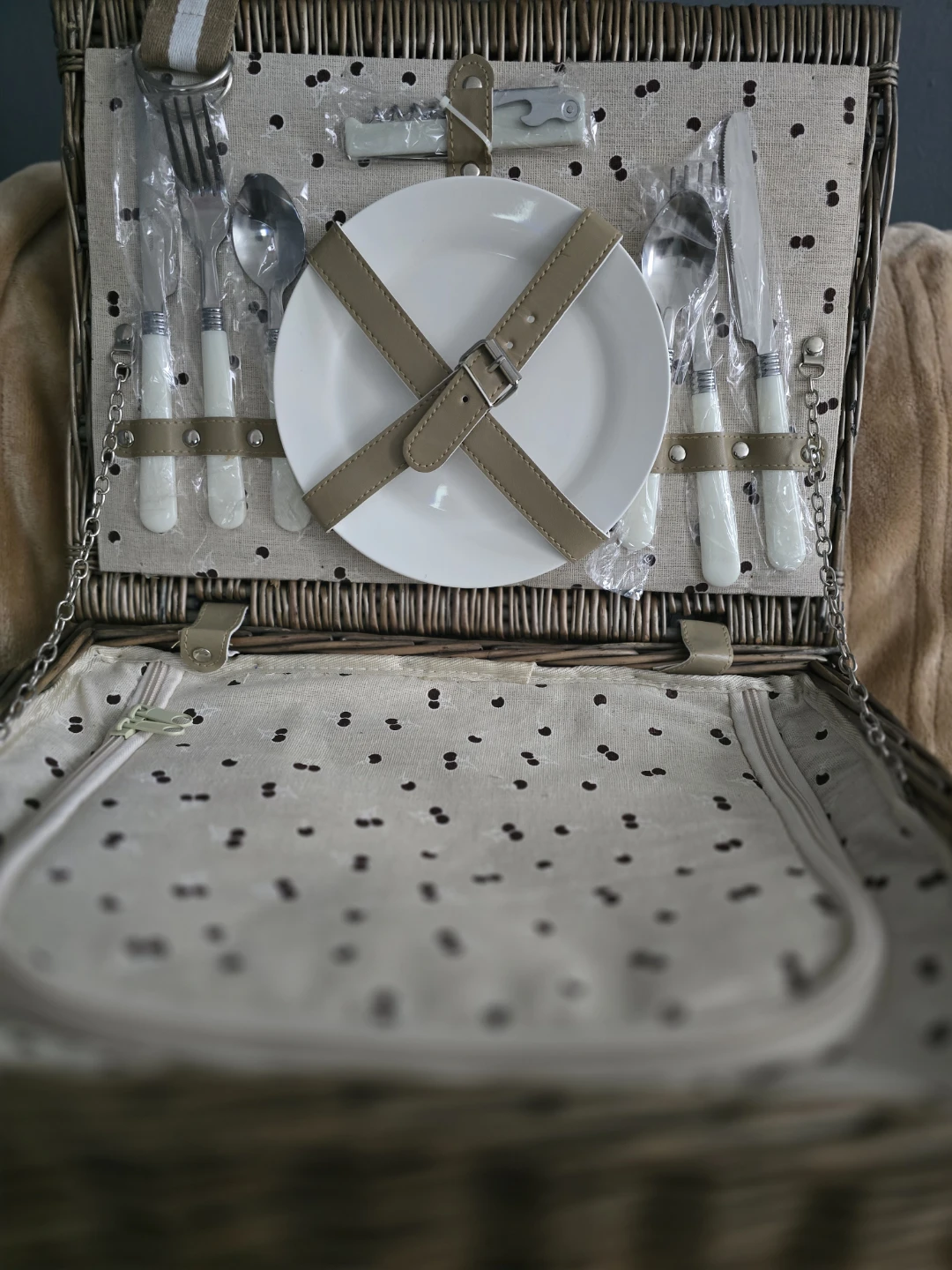 🥕 Wicker Picnic Basket with Utensils and Plates - photo 5