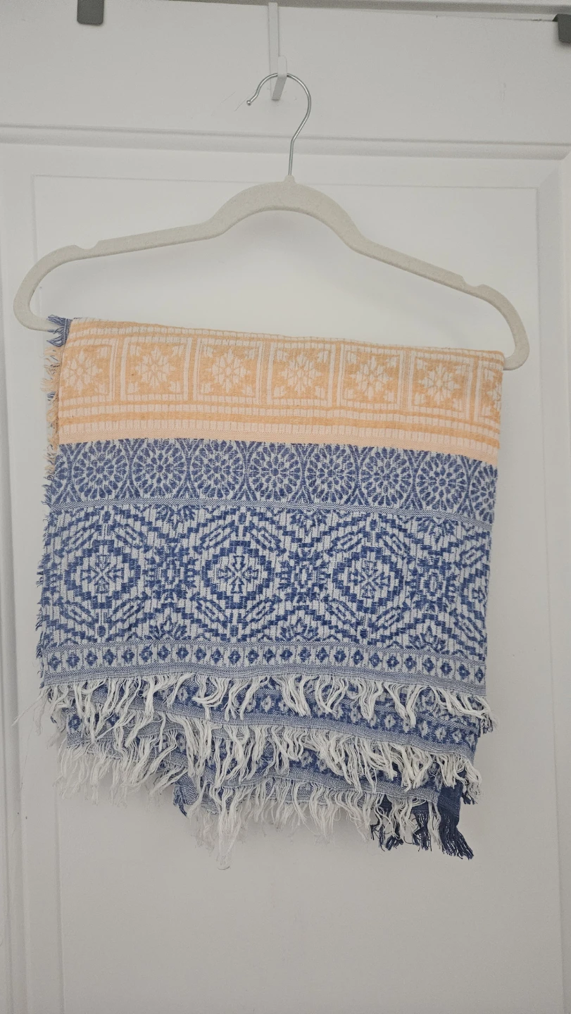 Patterned scarves $6 each in fantastic condition - photo 3