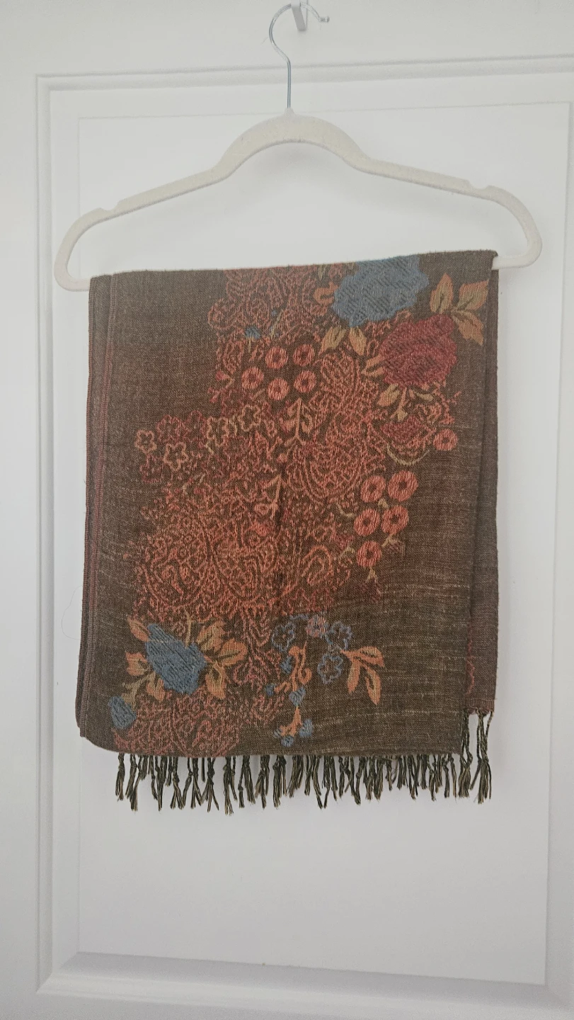 Patterned scarves $6 each in fantastic condition - photo 4