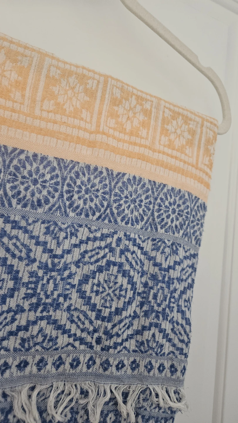 Patterned scarves $6 each in fantastic condition - photo 5