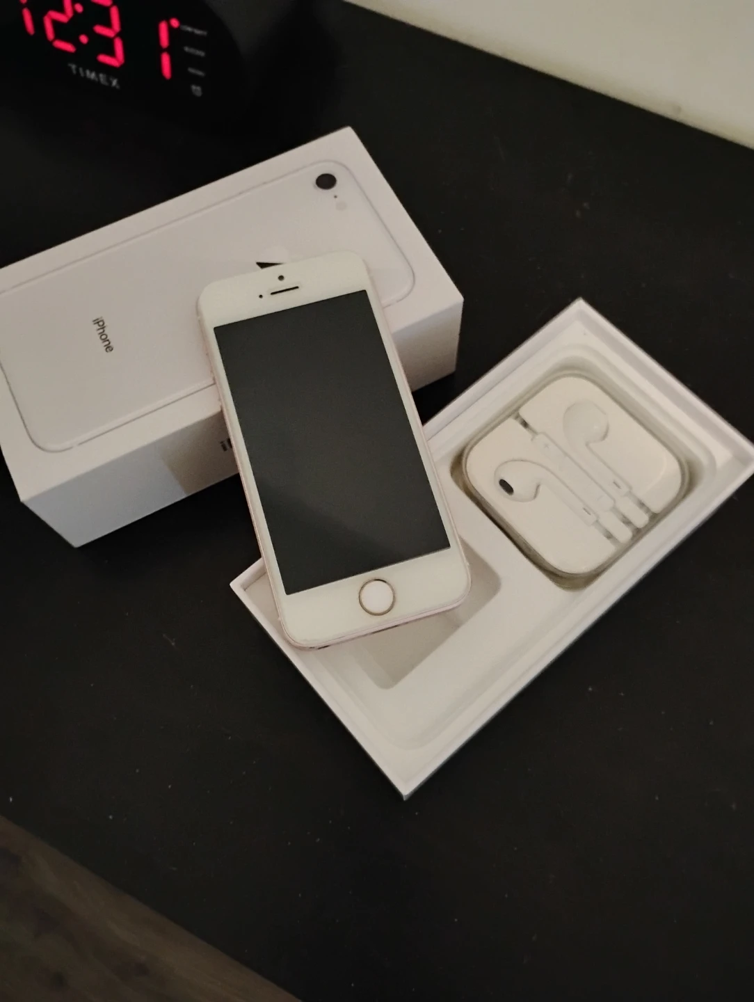 Apple iPhone 5s and iPhone 6 Phones with Box and Earbuds - photo 4