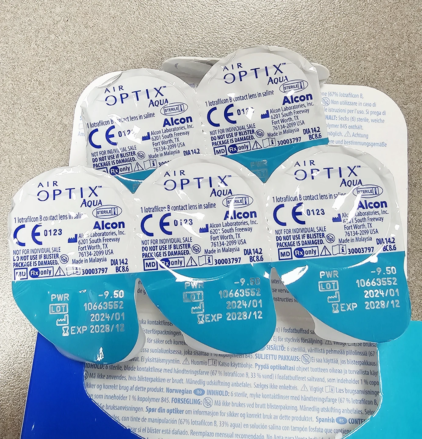🏆 Air Optix Aqua Contact Lenses -9.50 BC 8.6 - photo 2