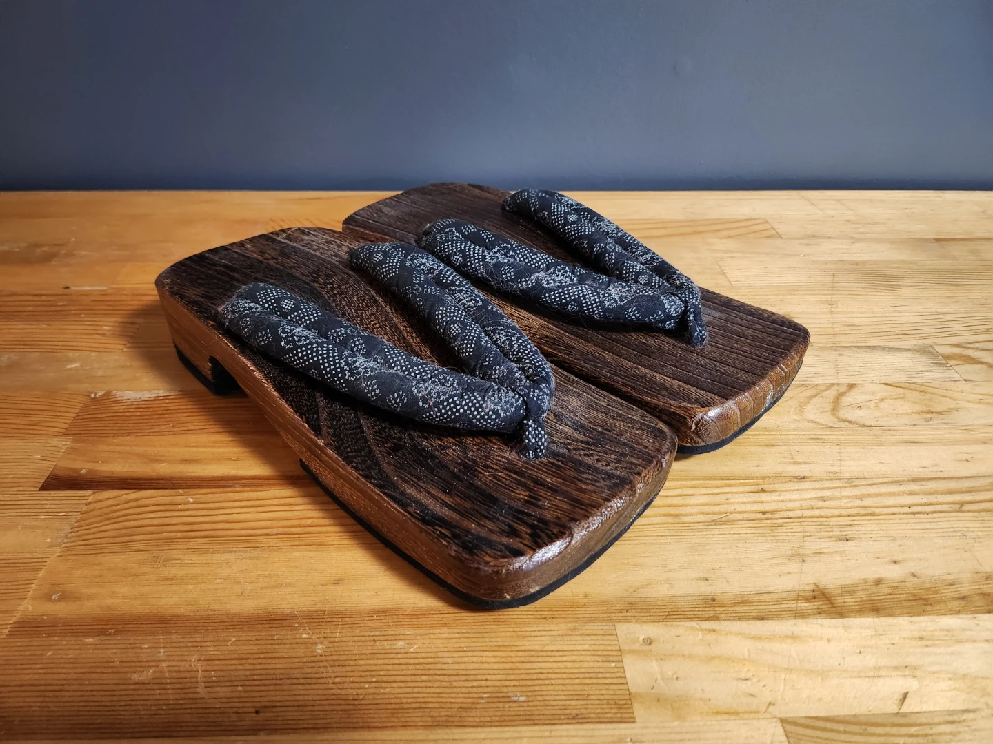 Japanese Wooden Geta Sandals with Black Pattern Straps 🏆