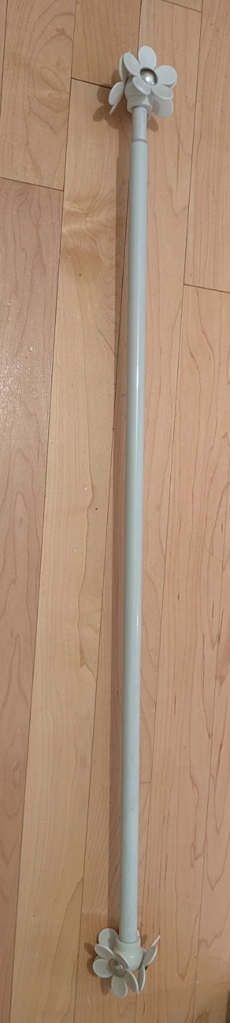 Decorative White Flower curtain rod