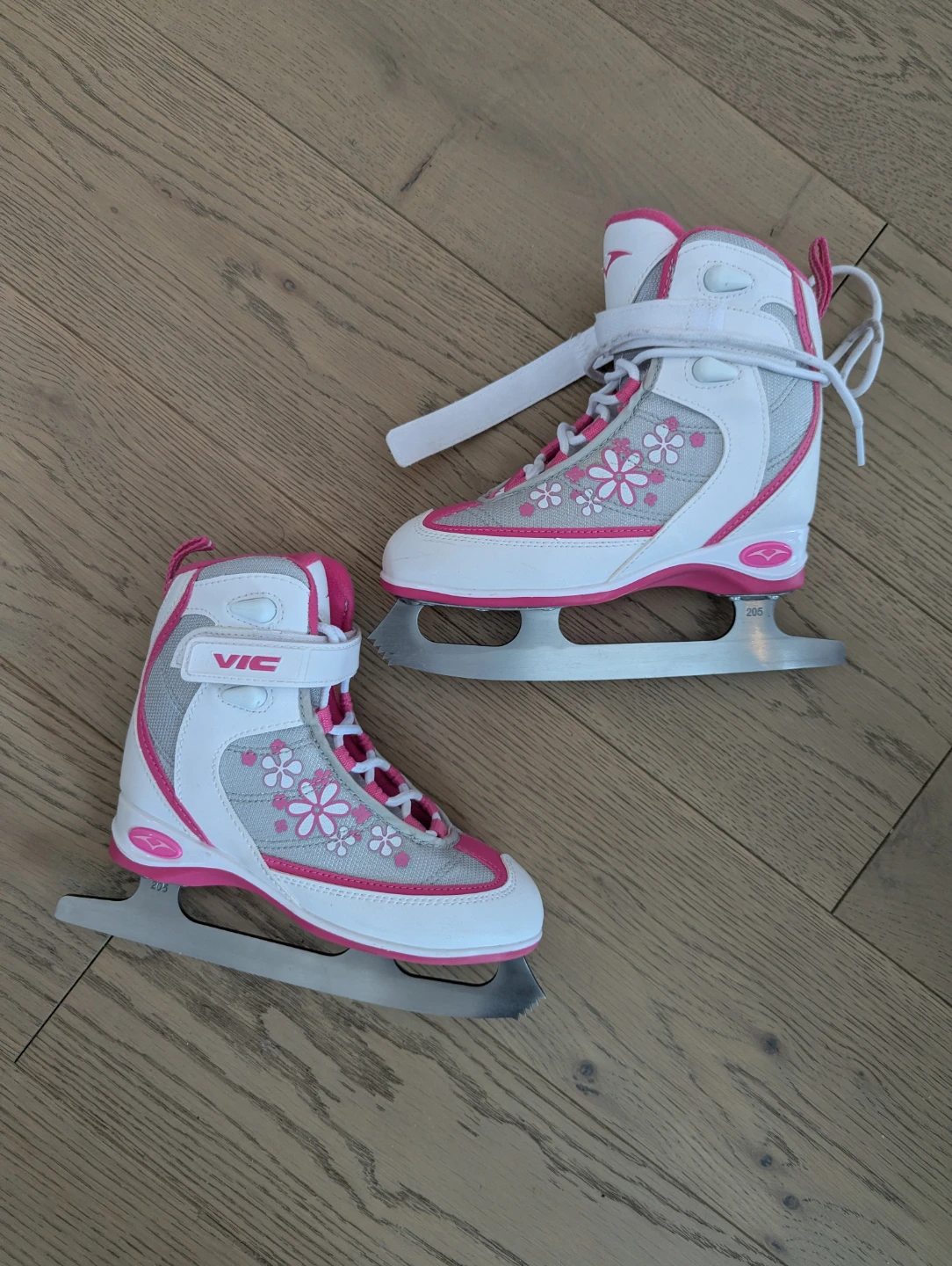 VIC figure Skates - Youth Size J1🥕