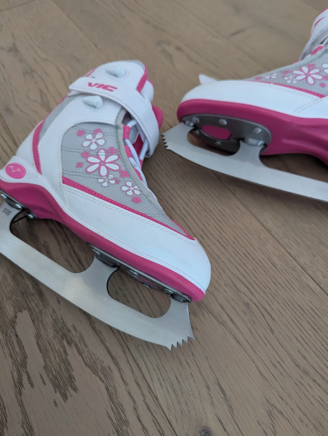 VIC figure Skates - Youth Size J1🥕 - photo 2