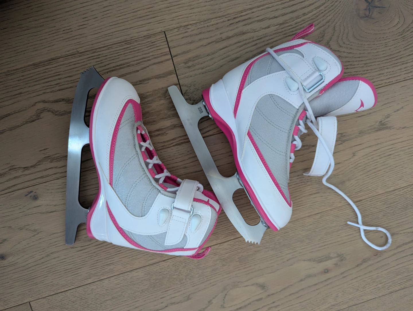 VIC figure Skates - Youth Size J1🥕 - photo 3