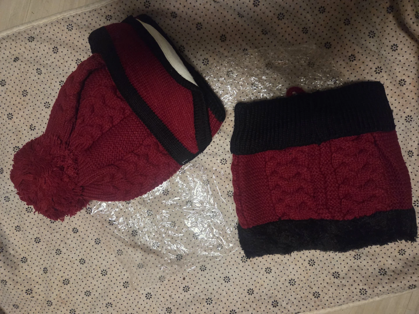 Red and Black Knit Hat and Scarf Set - photo 2